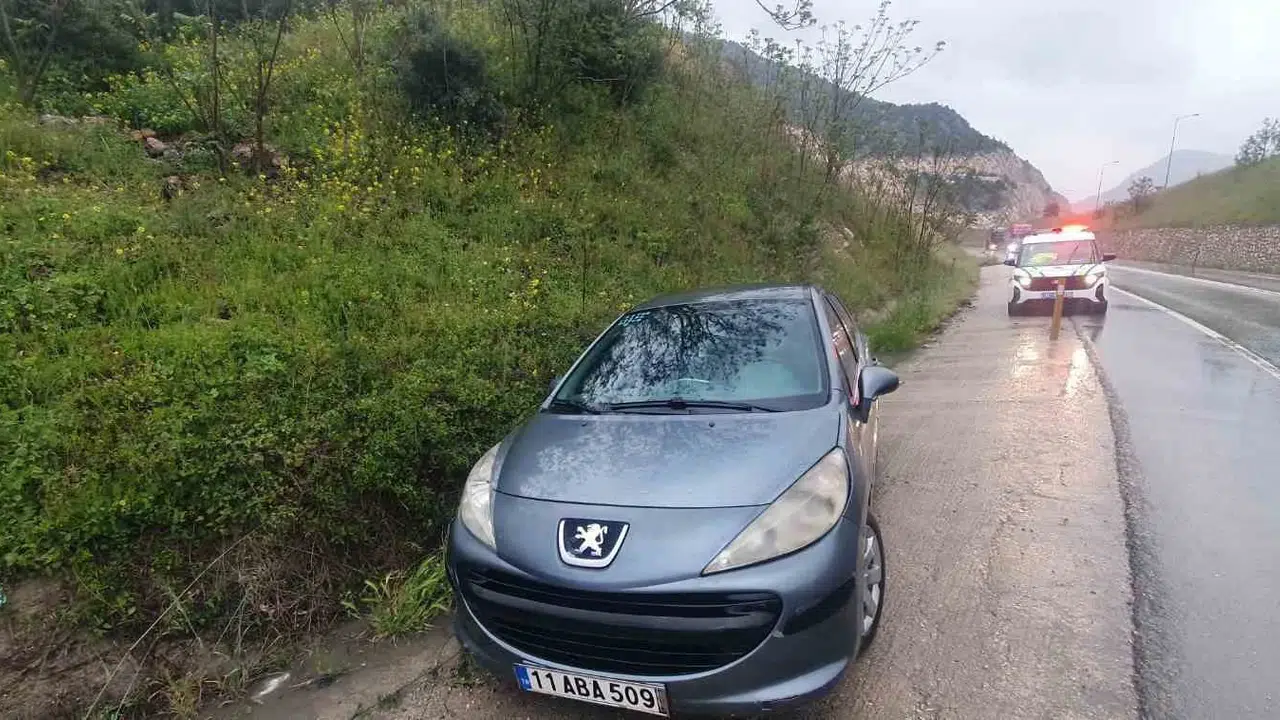 Bilecik'te yağmur kazaya davetiye çıkardı: Direksiyon hakimiyetini kaybeden sürücü kanala uçtu