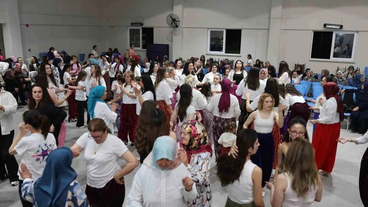Hacıhaliller’de şalvar gecesi rüzgarı: Kadınlar stres attı, komşuluk bağları güçlendi