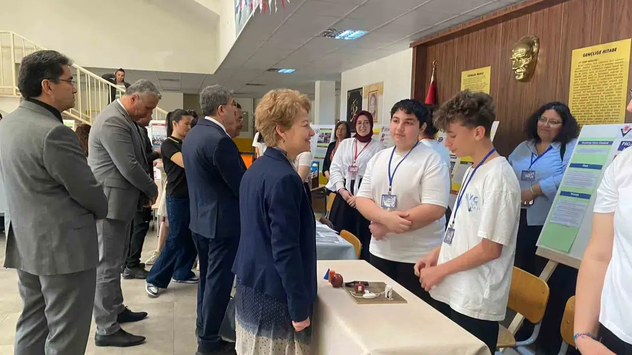 Burhaniye'de genç beyinlerin bilim şöleni: İmam hatipli öğrencilerin projeleri tam not aldı