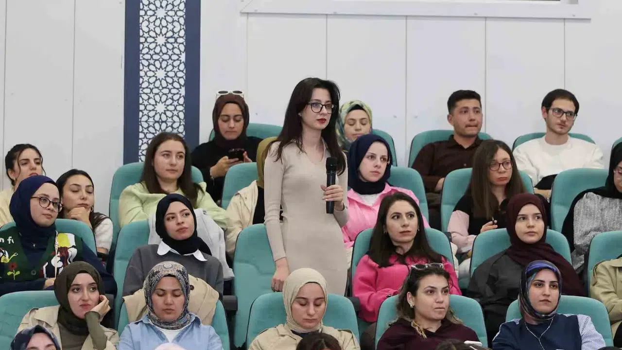 Erzurum’da sanat rüzgarı: Rektör Özden hem anlattı hem ney üfledi