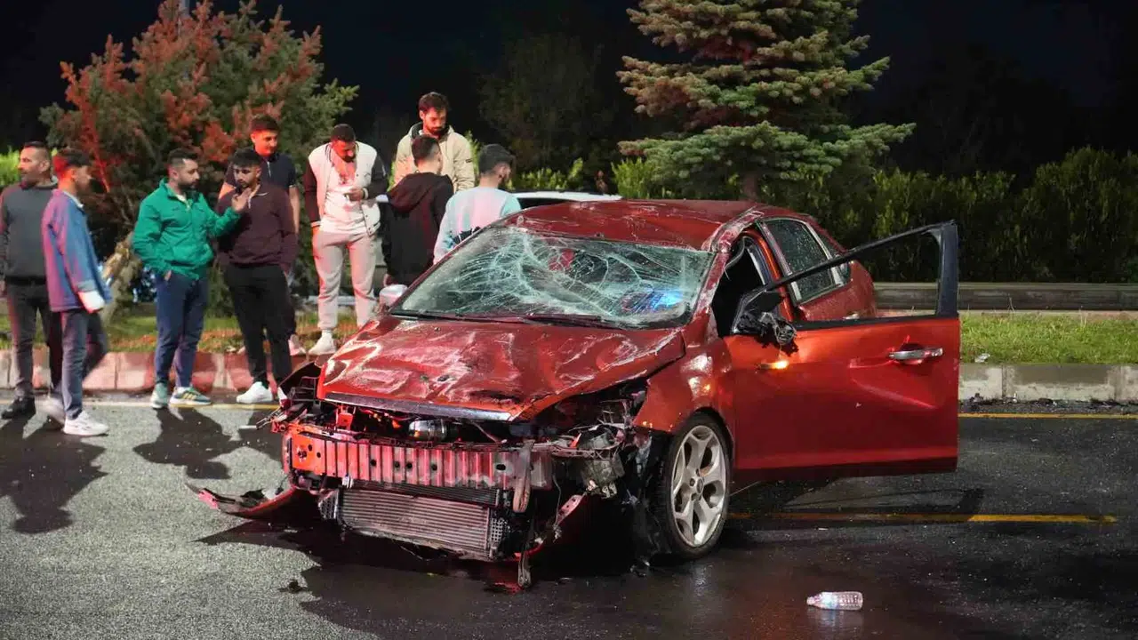 Niğde’de korkutan kaza: Kontrolden çıkan otomobil ağaçlara çarparak takla attı