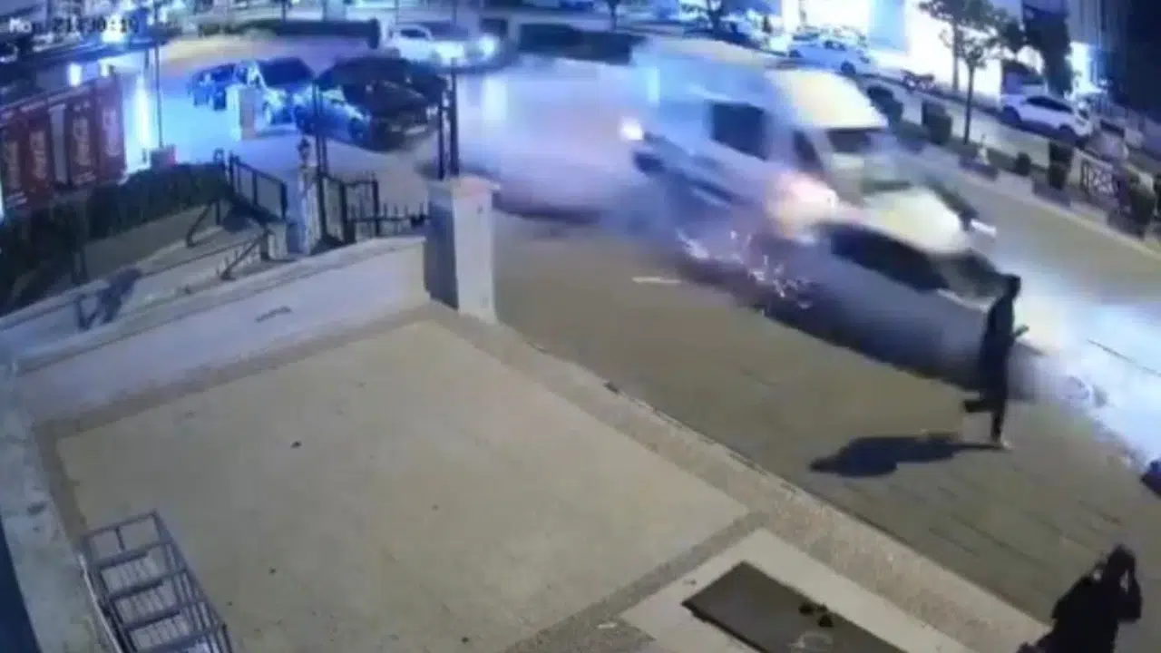Gaziantep’te saniyelerle gelen mucize: Ambulansın karıştığı kazada yaya ölümden döndü