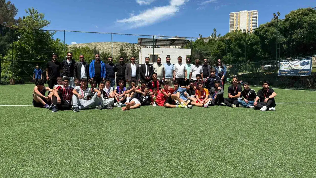 Silvan’da yeşil sahalarda dostluk rüzgarları esti: Gençler hem ter döktü hem kaynaştı