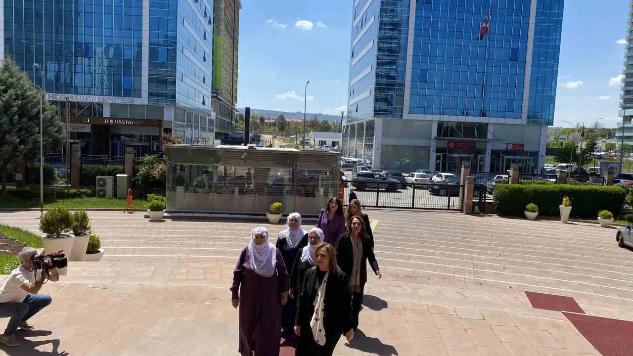Siyasette barış mesajı: DEM Parti’den CHP’ye anlamlı hediye