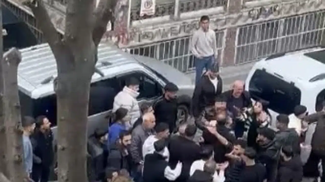 Sultangazi’de sokak ortasında dehşet anları: Ailelerin karıştığı kavgada silahlar konuştu