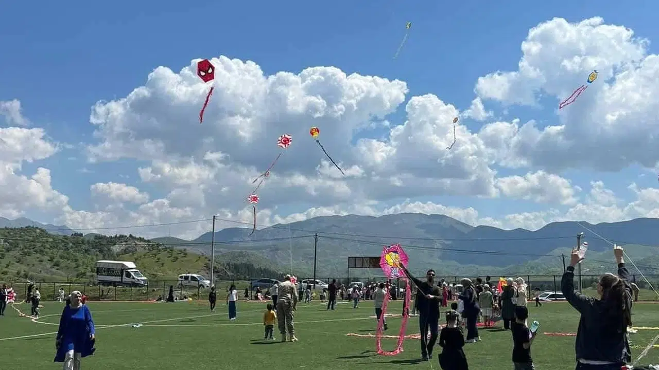 Siirt’te bahar rüzgarları çocukların hayalleriyle buluştu: Gökyüzü uçurtmalarla şenlendi