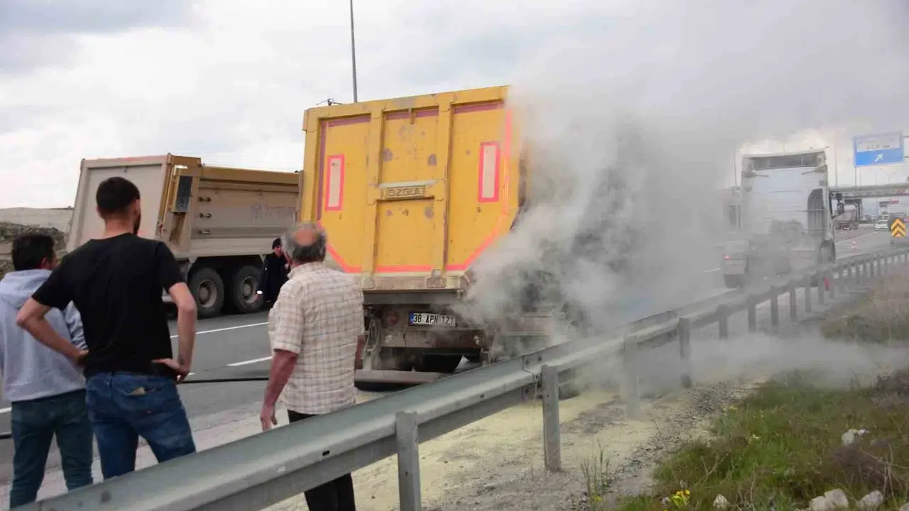 Kayseri-Malatya yolunda korku dolu anlar: Seyir halindeki tırın dorsesi alevlere teslim oldu