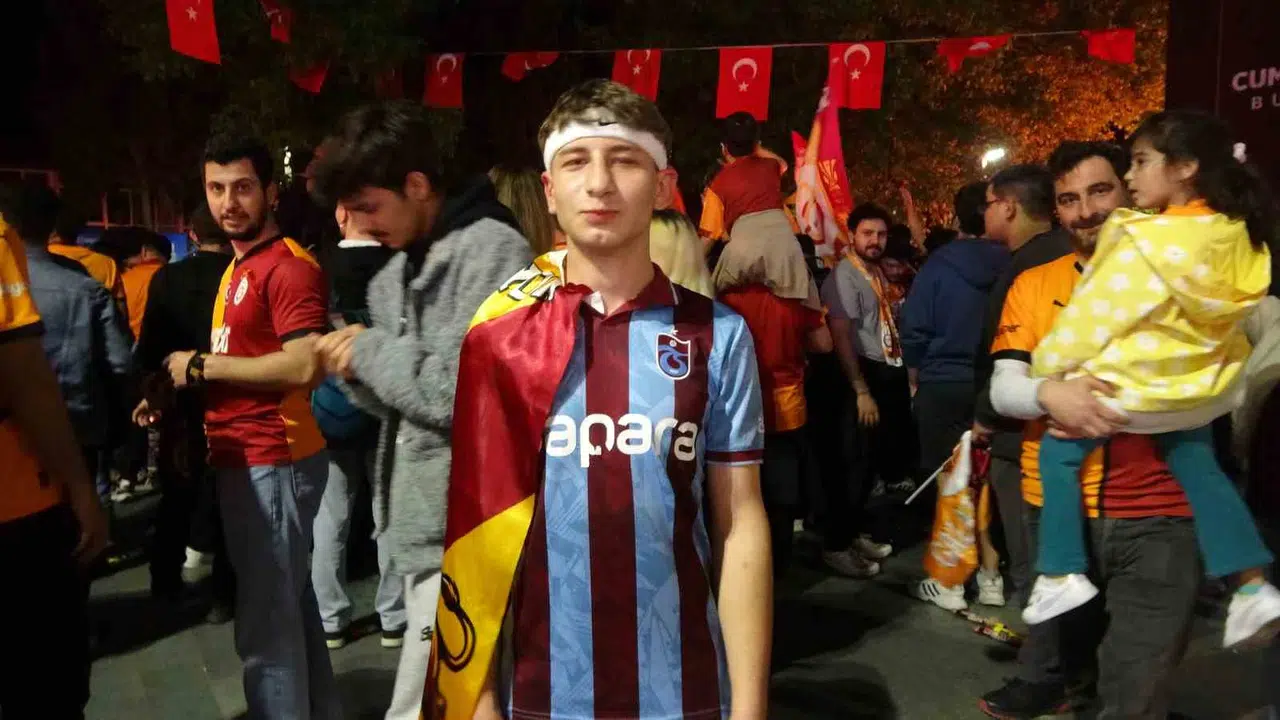 Kocaeli'de şampiyonluk coşkusu: Rakip takım taraftarları bile kutlamalara katıldı