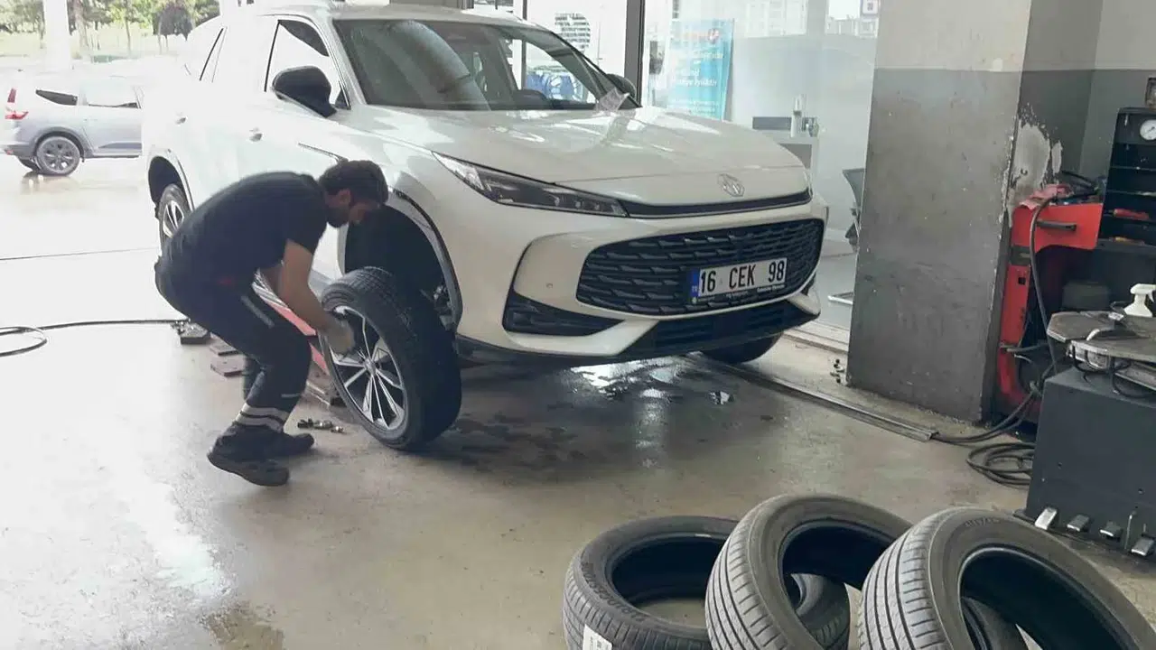 Meydanlarda kutlama, tezgahlarda mesai: 1 Mayıs’ta lastikçilerde yoğun mesai