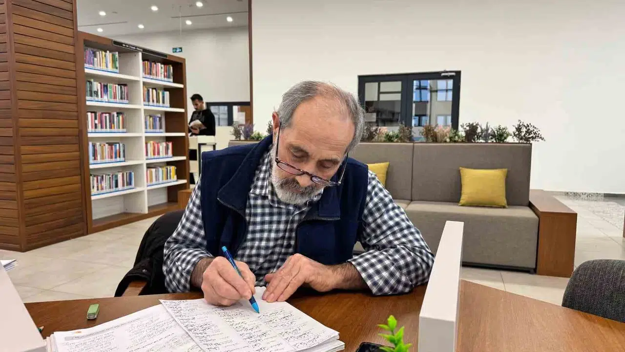 68 yaşında yeniden öğrenci oldu: Kütüphaneyi ikinci evi yaptı