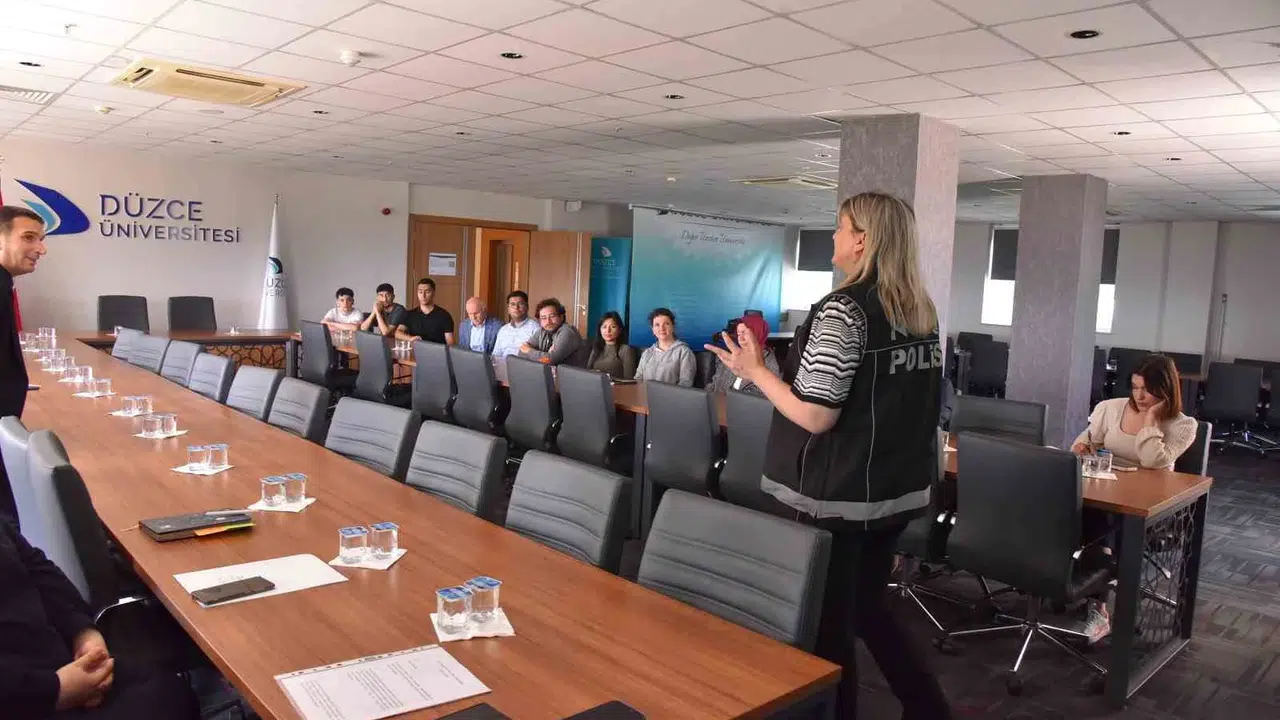 Gençleri madde bağımlılığından korumak için ilk savunma hattı anneler: Düzce Üniversitesi'nde kritik uyarı