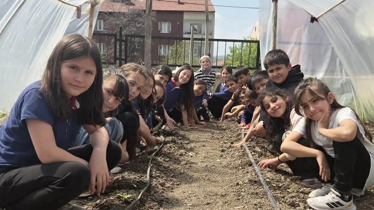 Toprakla tanışan minik eller geleceğin tarımını şekillendiriyor: Zafer İlkokulu’nda yerli tohum seferberliği
