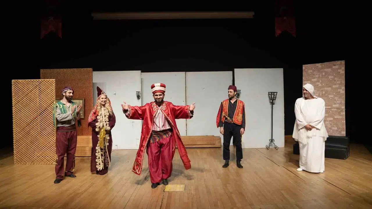 Kartal sahnelerinde çifte şölen: Shakespeare gelenekselle buluştu, dervişin yolu izleyiciyi büyüledi