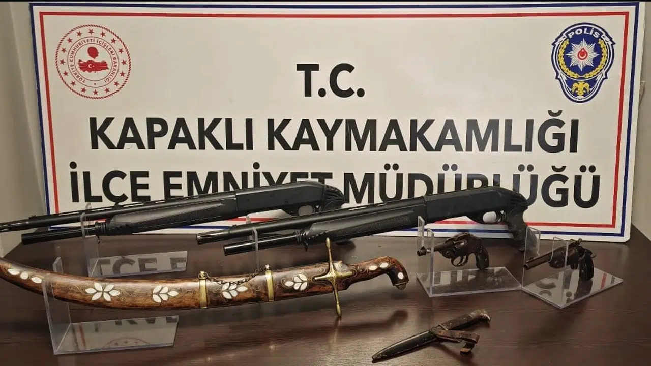 Kapaklı’da ev baskını: 1800’lerden kalma kılıç ve tarihi silahlar ele geçirildi