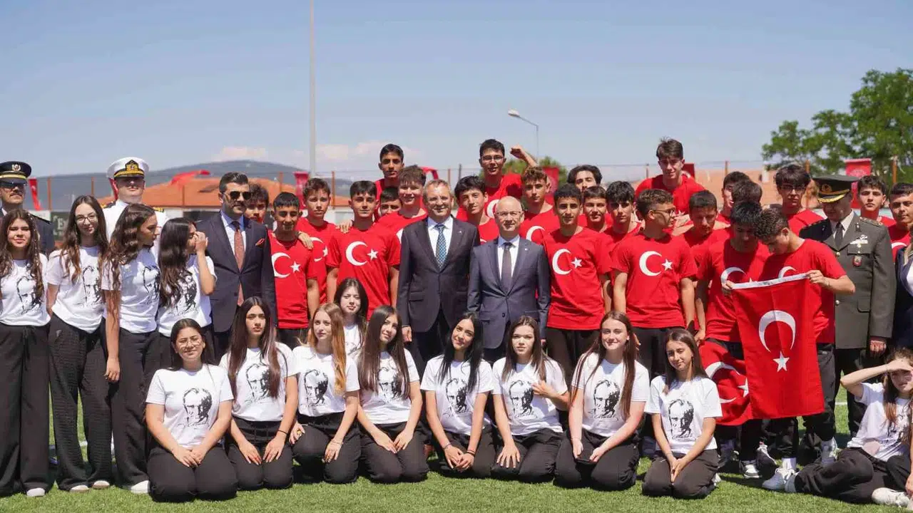 Ayvalık’ta bayram havası: Milli mücadelenin 107. yılı gençlerin enerjisiyle taçlandı