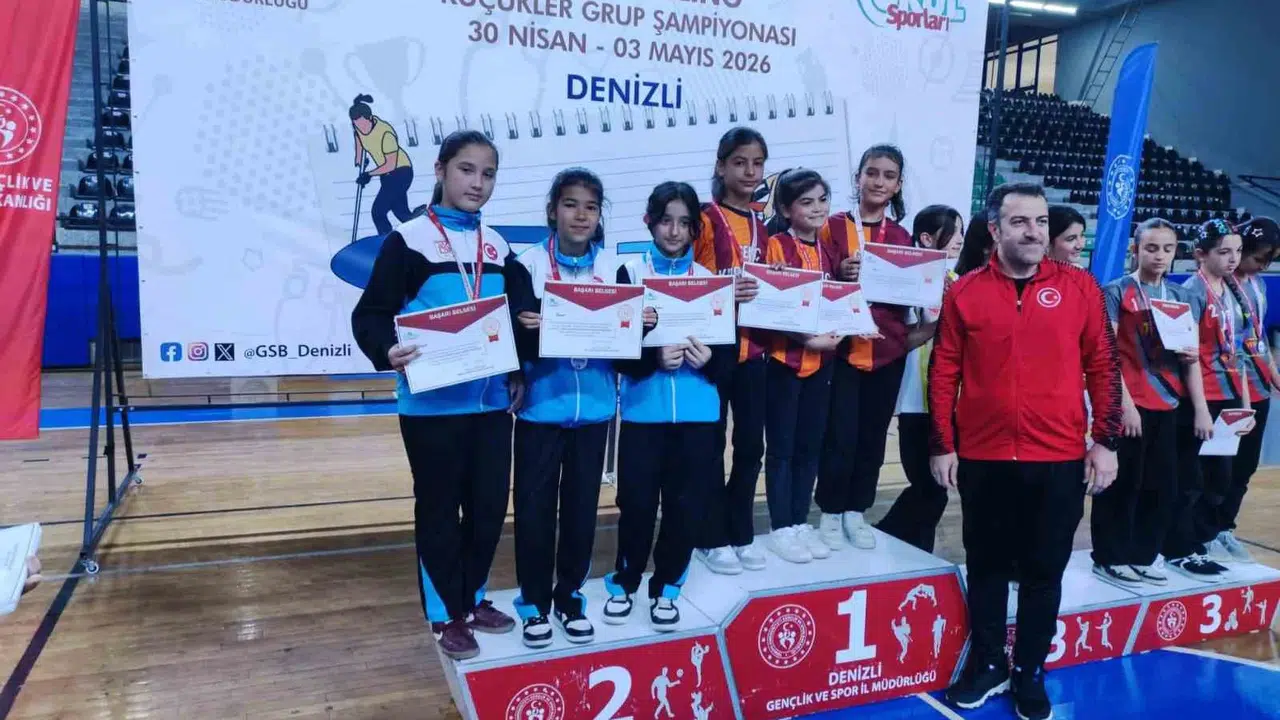 Afyon’un gururu oldular: Floor Curling’de Sivas bileti Yunus Emre Ortaokulu’nun