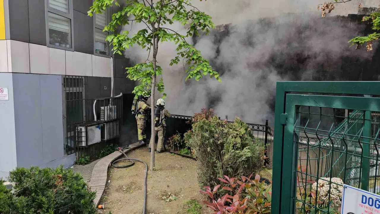 Kağıthane’de korku dolu sabah: Metruk binadan yükselen alevler 5 katlı apartmana sıçradı