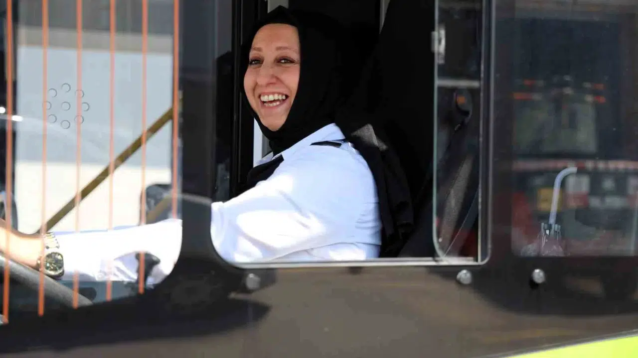 Direksiyon başında anne şefkati: Kocaeli'nin kadın şoförleri hem evde hem yolda iz bırakıyor