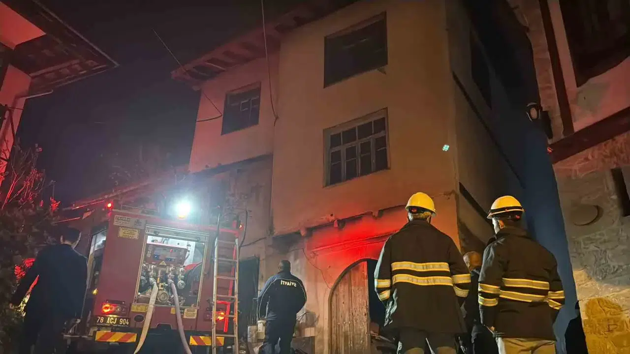 Safranbolu’da alevlere teslim olan evde korku dolu anlar: İtfaiye eri yaralandı