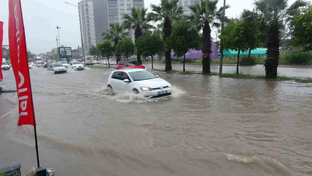 Adana'da gökyüzü boşaldı: Şehir merkezi sular altında kaldı