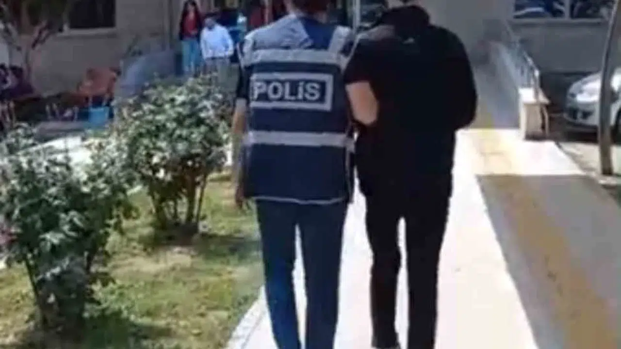 Adalet peşini bırakmadı: 12 yıl 10 ay hapis cezası bulunan firari Dörtyol’da enselendi