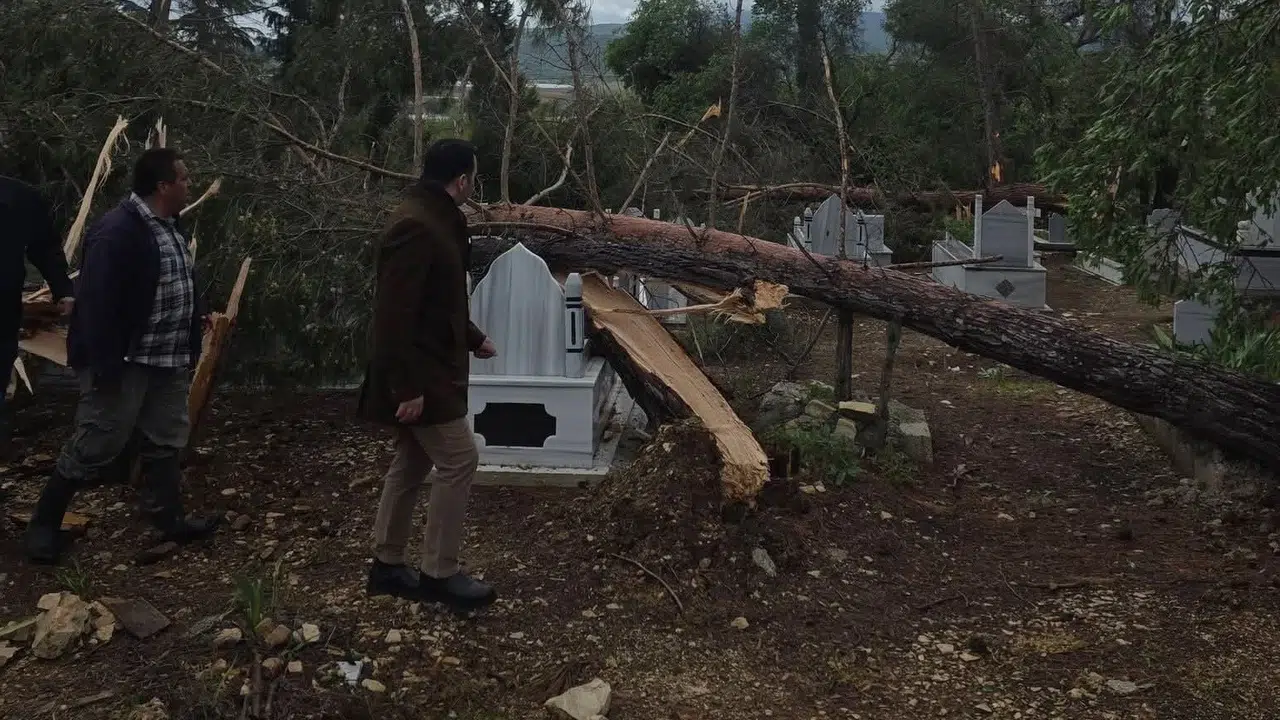 Adıyaman’da gece yarısı dehşeti: Fırtına mezarlığı savaş alanına çevirdi