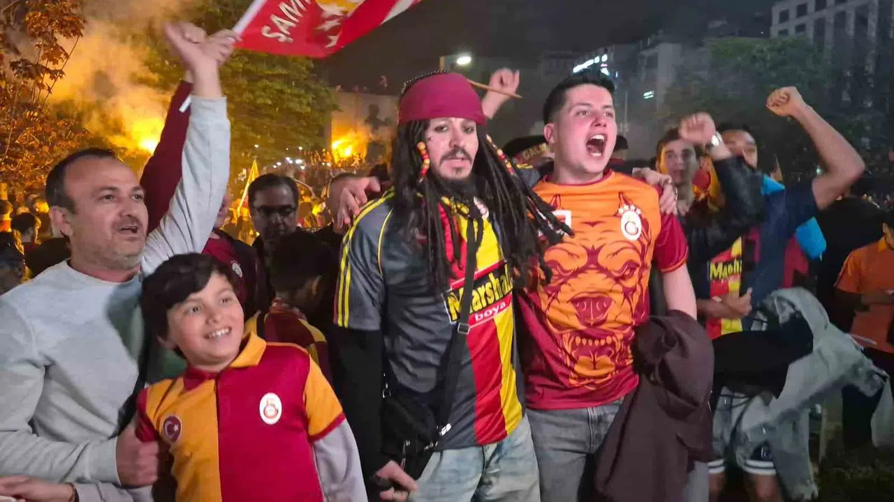 Başkentin Kaptan Jack Sparrow’u Kızılay’da: Sarı-Kırmızılı zaferin en renkli kutlaması