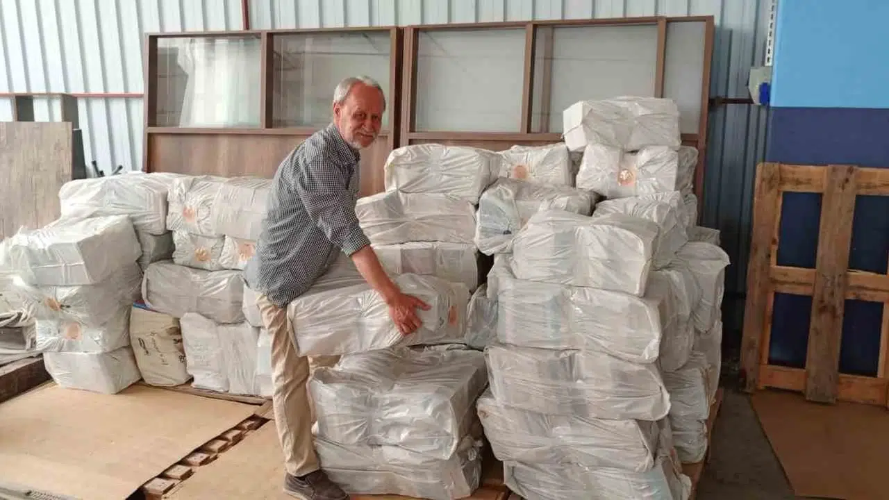 Okuma tutkusunu bir yaşam biçimine dönüştüren ‘Kitap Baba’dan dev destek: 10 bin eser Yunusemre’de raflara çıkıyor