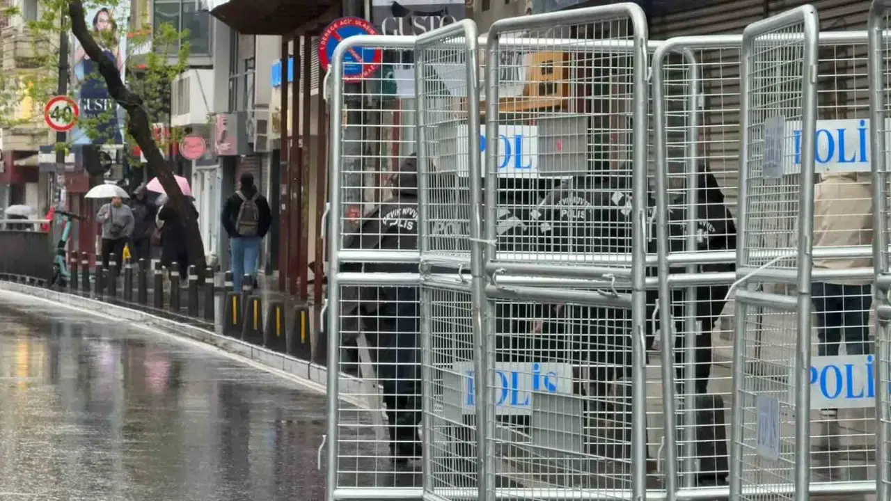 Taksim'e çıkan tüm yollar çelik bariyerlerle kapatıldı: 1 Mayıs için Şişli'de teyakkuza geçildi