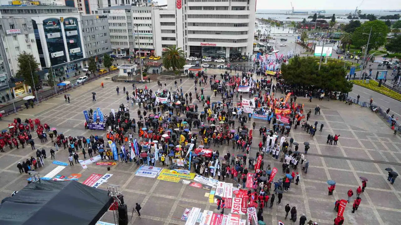 Samsun’da emekçiler sağanağa aldırış etmedi: Meydanlar 1 Mayıs coşkusuyla doldu