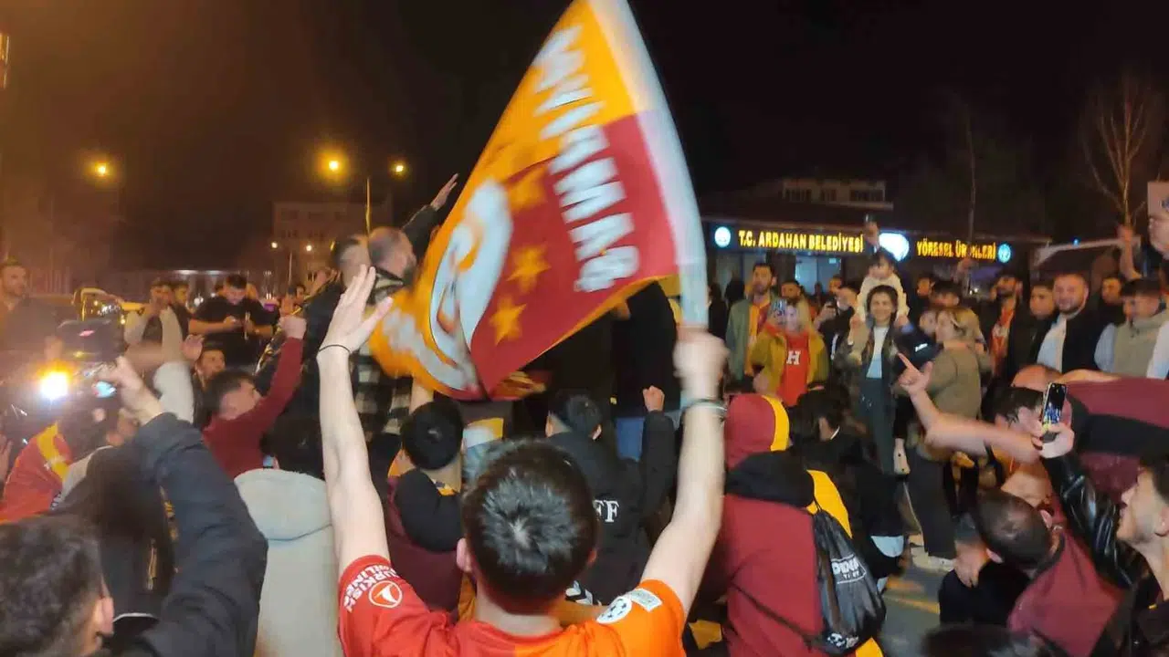 Doğu’nun zirvesinde sarı-kırmızı şölen: Ardahan şampiyonluk coşkusuyla inledi
