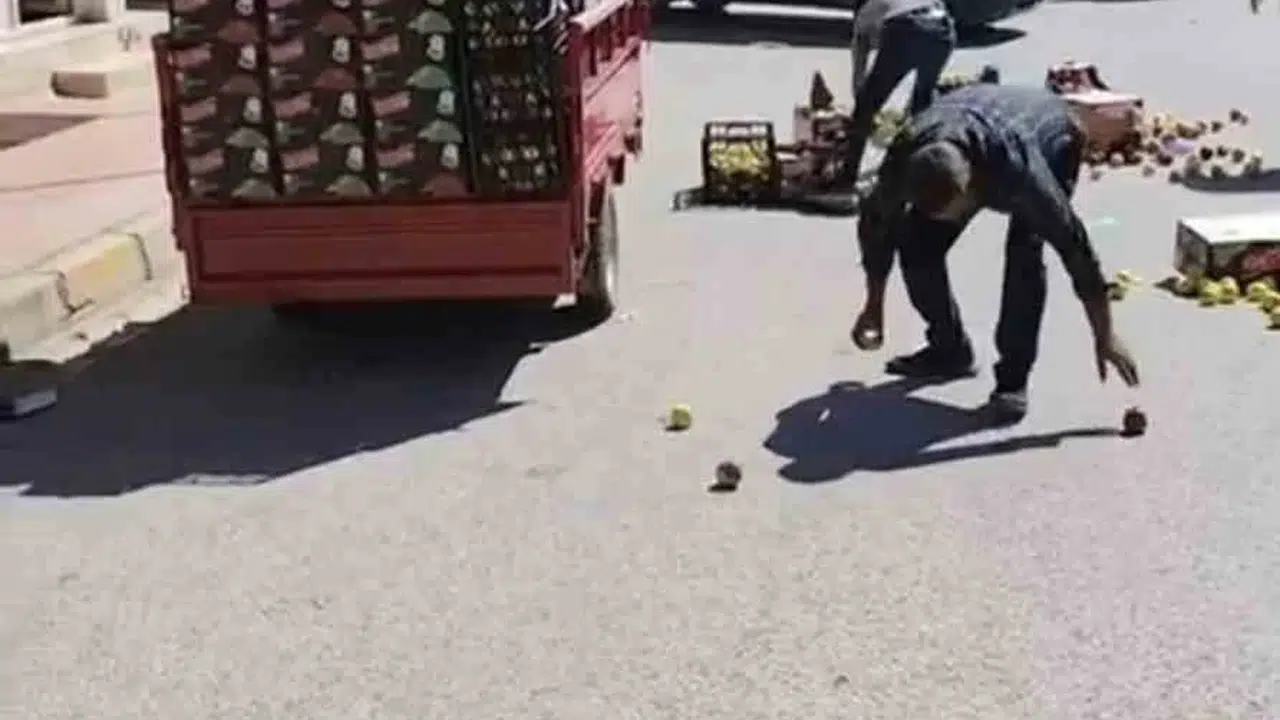 Mardin'de yürekleri ağza getiren kaza: Yola saçılan ürünleri vatandaşlar topladı