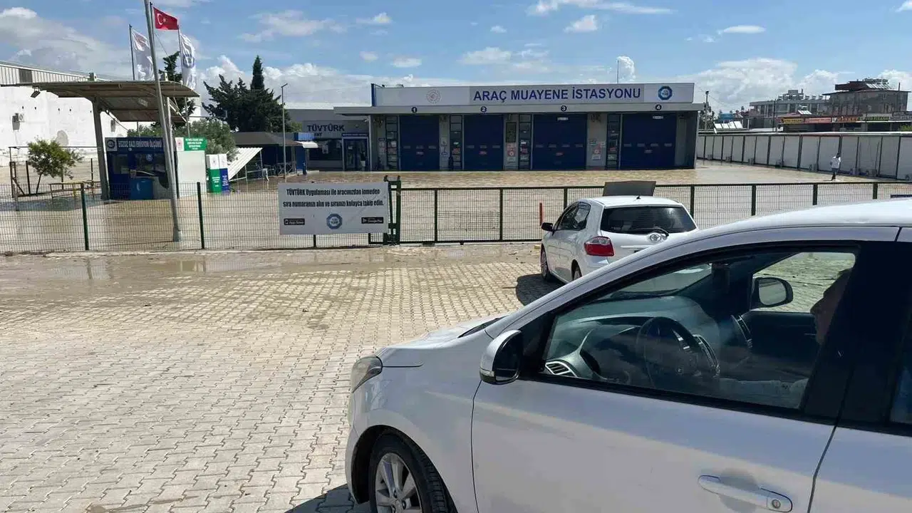 Hatay’da randevu kabusu: Muayene istasyonunu sel basınca vatandaşlar kapıda kaldı