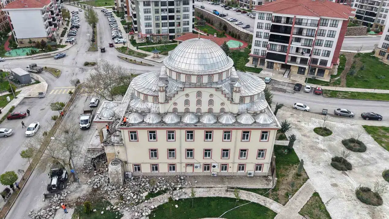 Elazığ’da korku dolu anlar: Yıldırımın yıktığı minarenin enkazı havadan görüntülendi