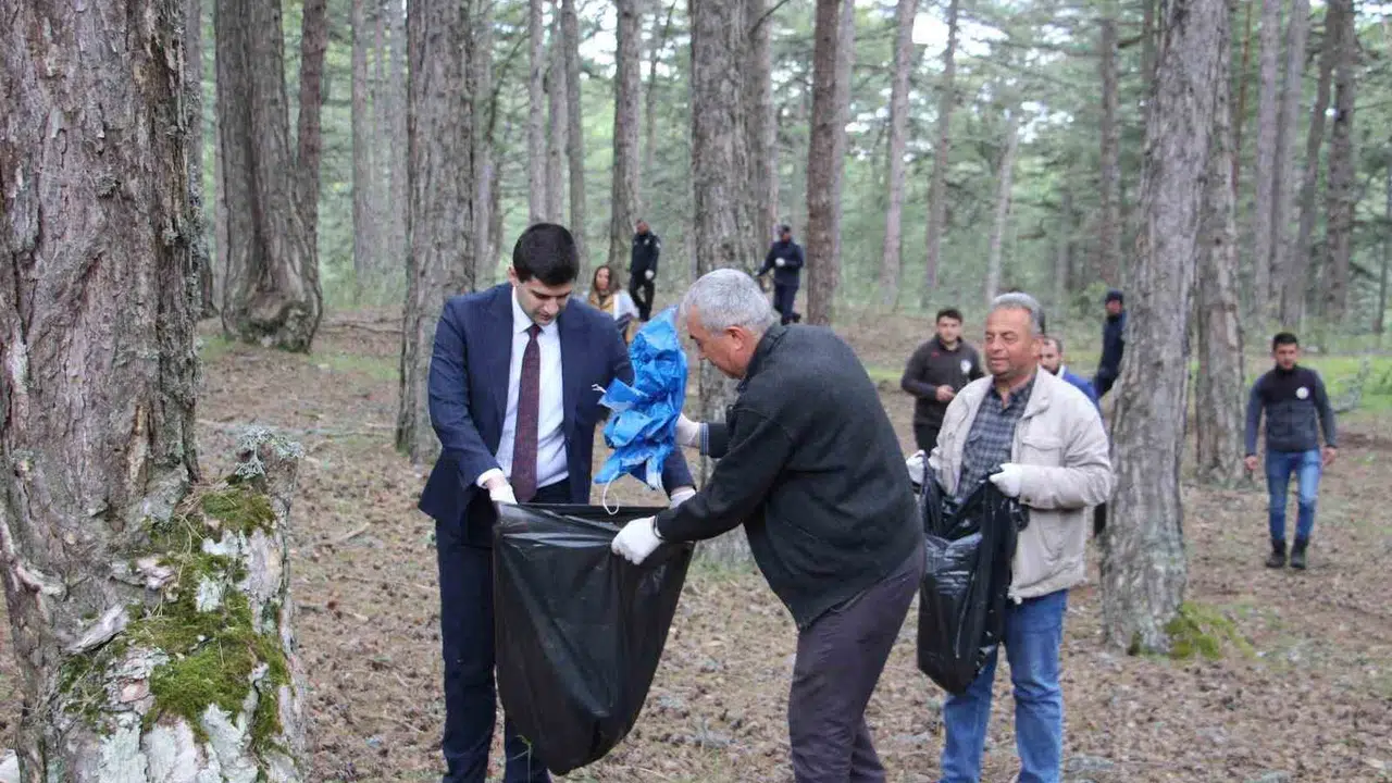 Dumlupınar’da doğa seferberliği: Ormanlar gönüllülerin eliyle temizlendi