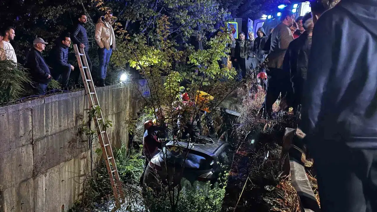 Direksiyon hakimiyetini kaybetti, 4 metre yükseklikten dereye uçtu: Sakarya'da korkutan kaza
