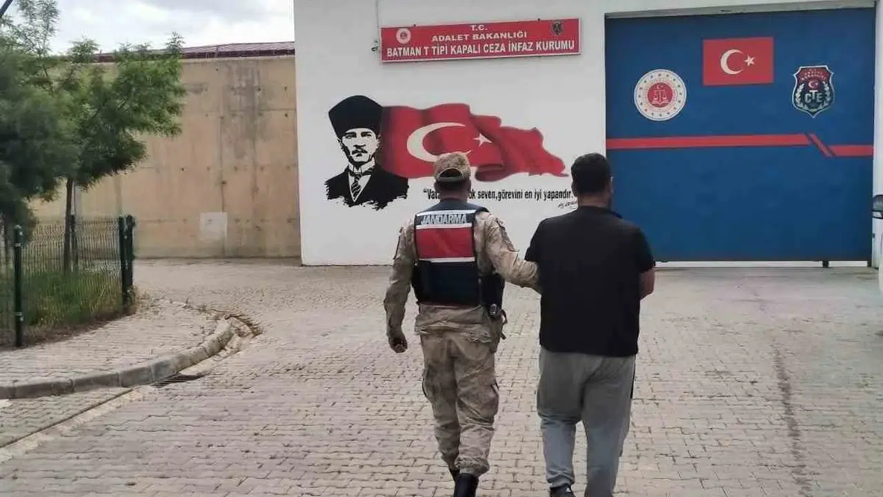 Hırsızlık suçundan aranan firari Batman’da kıskıvrak yakalandı: Adalet yerini buldu