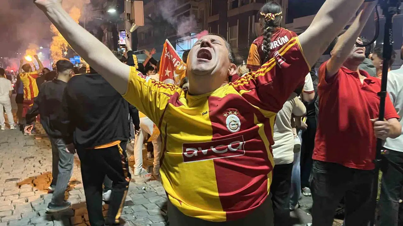 İzmir’de şampiyonluk gecesi: Sarı-kırmızılılar sokaklara taştı