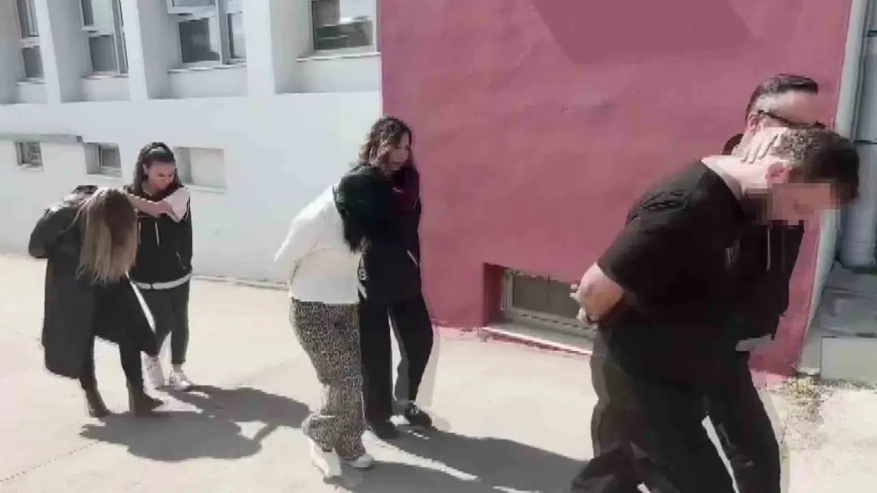 Adana'da zehir tacirlerine geçit yok: Otomobilin bagajı uyuşturucu dolu çıktı