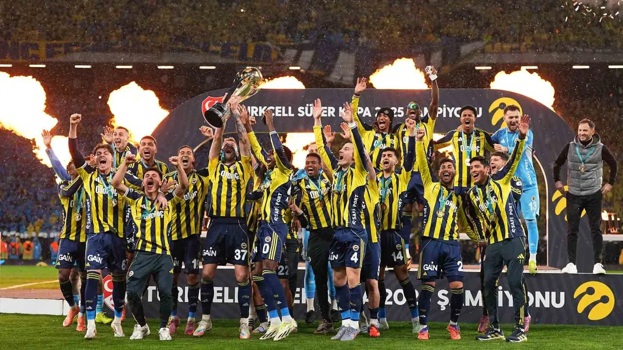 Fenerbahçe’de 12 yıllık hasret: Kadıköy’de buruk sezon, tek teselli Süper Kupa