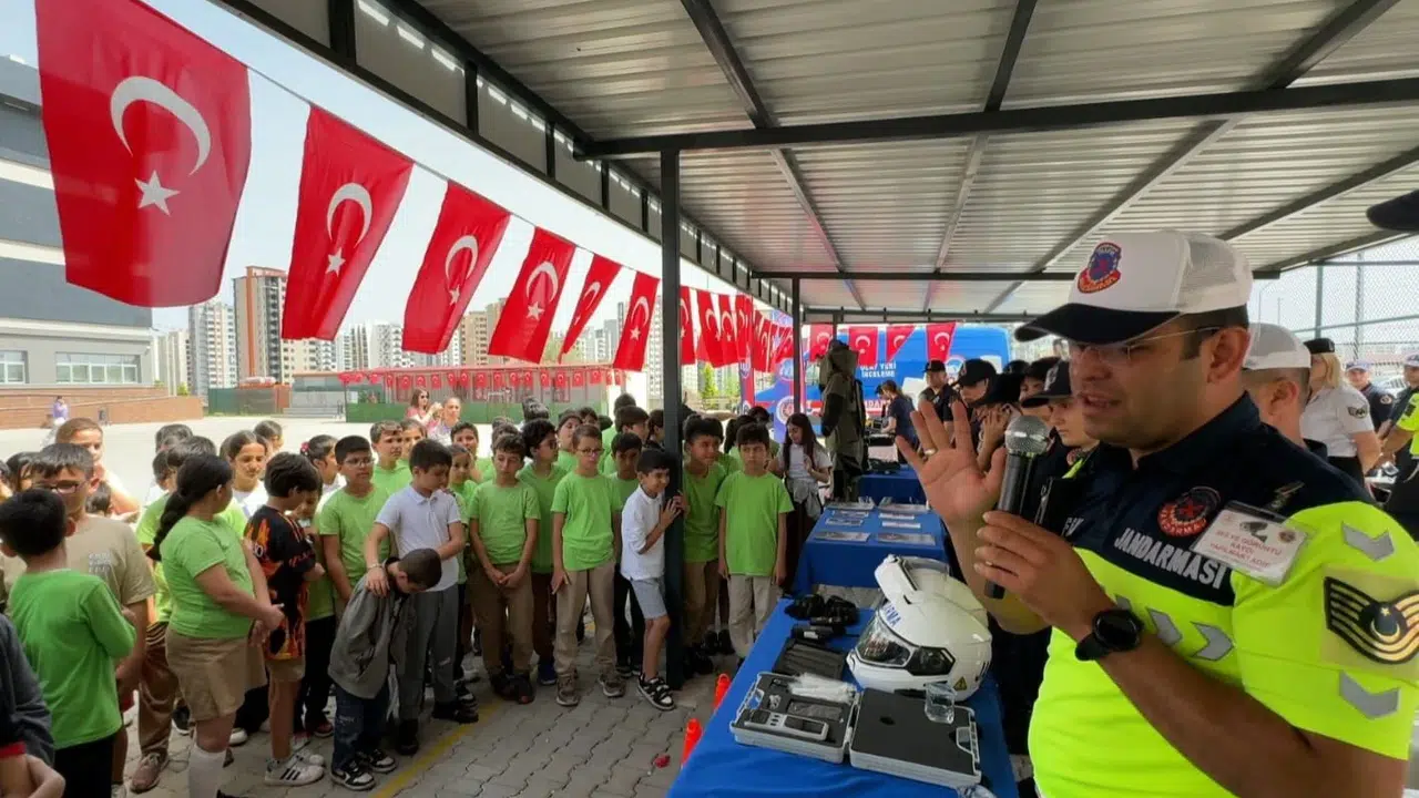 Minik öğrencilere unutulmaz gün: Jandarma ekipleri okul bahçesini eğitim sahasına çevirdi
