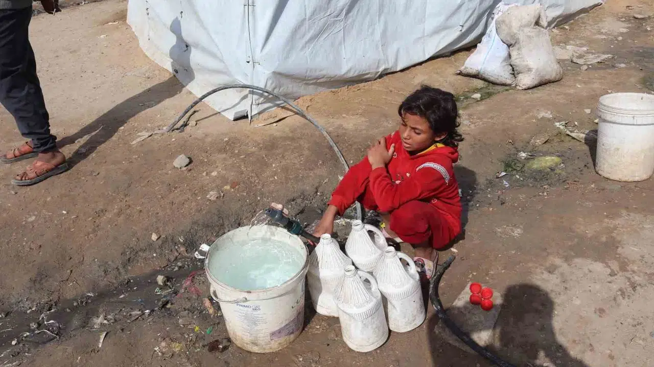 Gazze'de çocukluk enkaz altında kaldı: Oyun yerine su kuyruğu, okul yerine hayatta kalma savaşı
