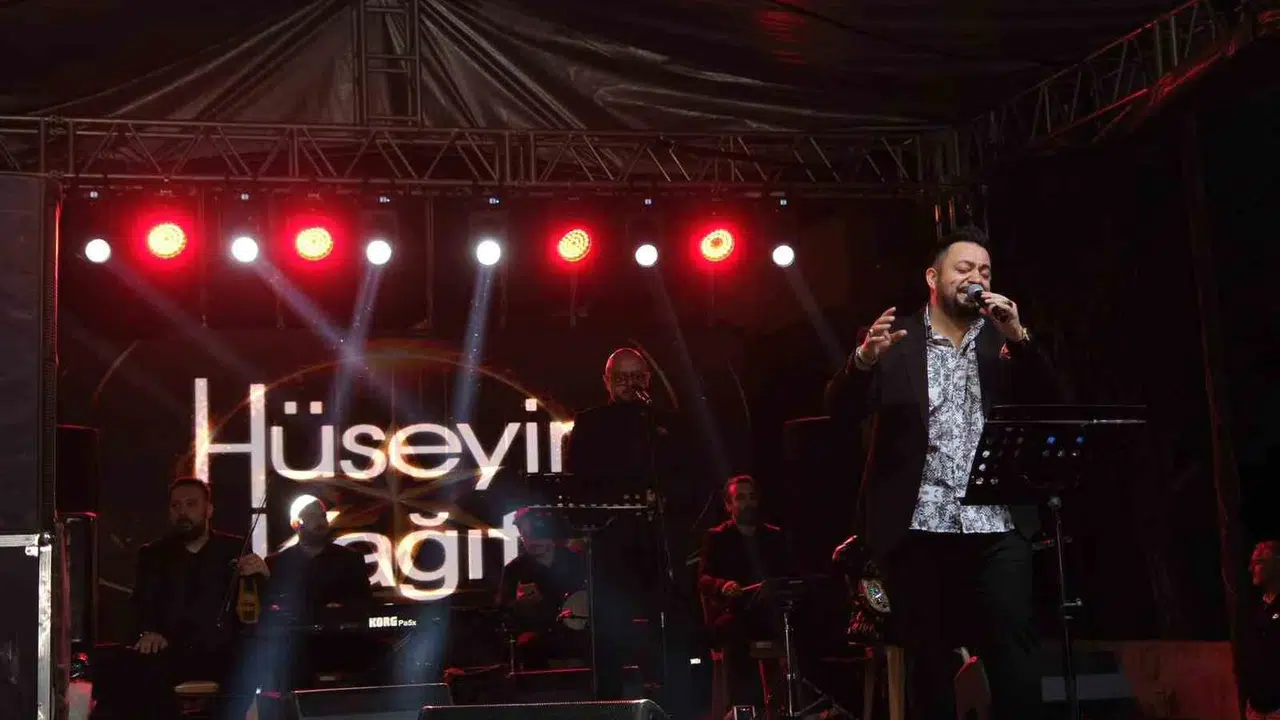 Sarıgöl’de müzik şöleni: Hüseyin Kağıt meydanı ayağa kaldırdı