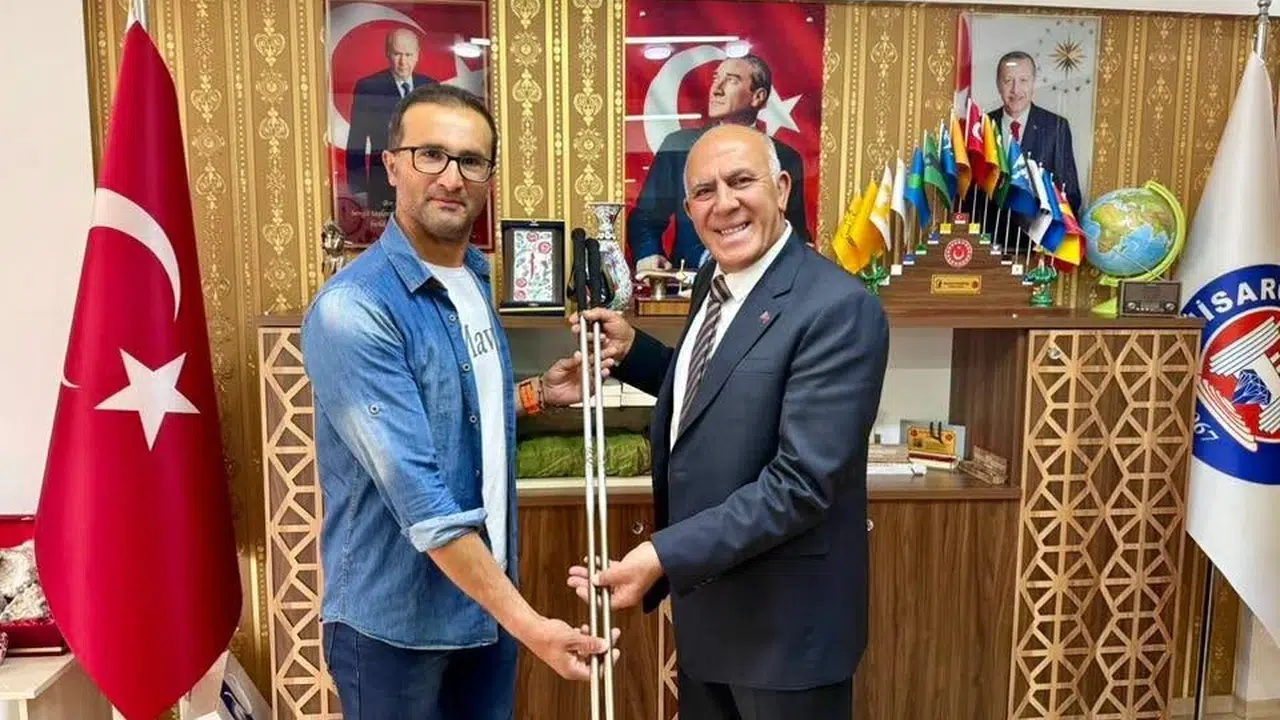 Zabıta üniformasıyla zirvelere koşuyor: Ultra maratonun gururu makamda ağırlandı