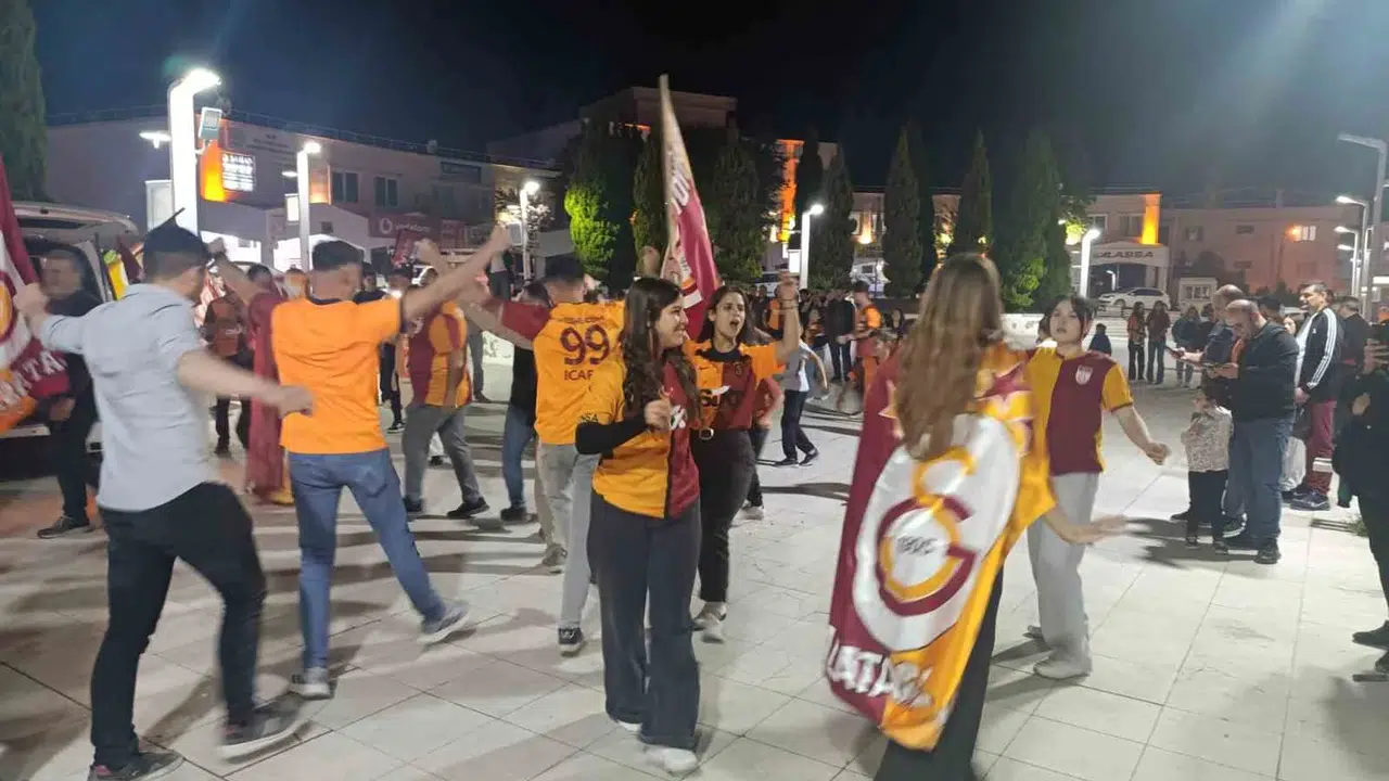 Selendi'de şampiyonluk ateşi: Sokaklar sarı-kırmızıya teslim oldu
