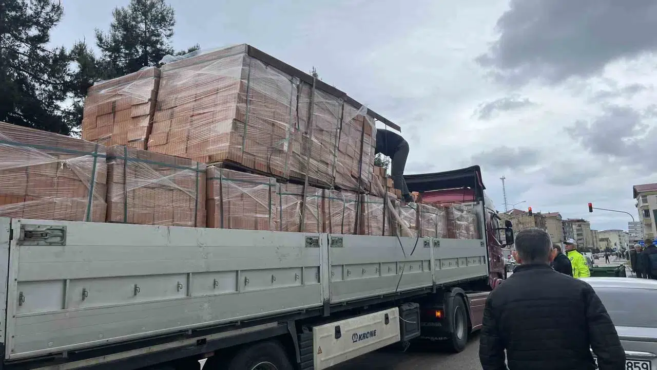 Eşinin yardımına koşarken kabusu yaşadı: Tuğla yüklü tırın altında can pazarı