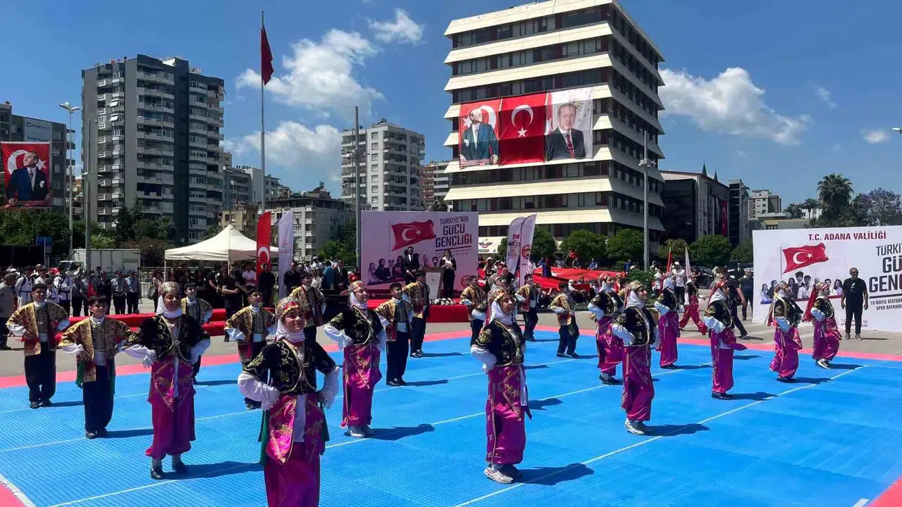Adana’da 19 Mayıs coşkusu: Uğur Mumcu Meydanı gençlerin enerjisiyle doldu taştı