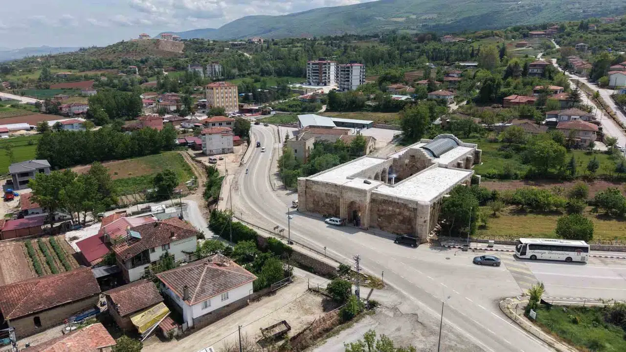 İpek Yolu'nun sessiz tanığı: 800 yıllık kervansaray artık lezzet duraklarına ev sahipliği yapıyor