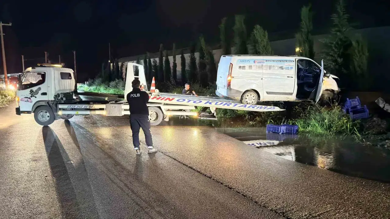 Antalya’da yürekleri ağza getiren kaza: Kamyonet kanala uçtu, sürücü son anda kurtuldu