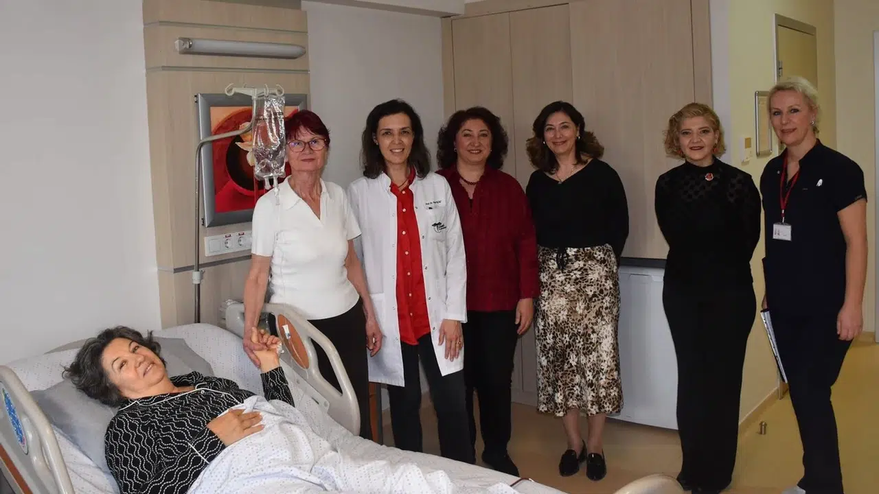 Hastanede şifa arayan annelere moral ziyareti: En özel günlerinde yalnız bırakılmadılar